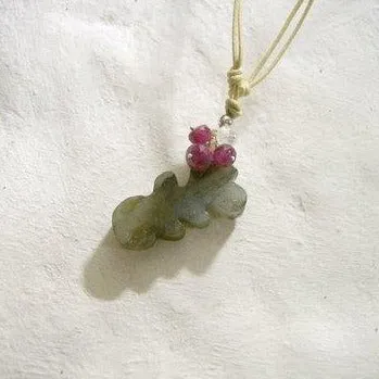 Elba-Anhänger aus Labradorit mit Rubin