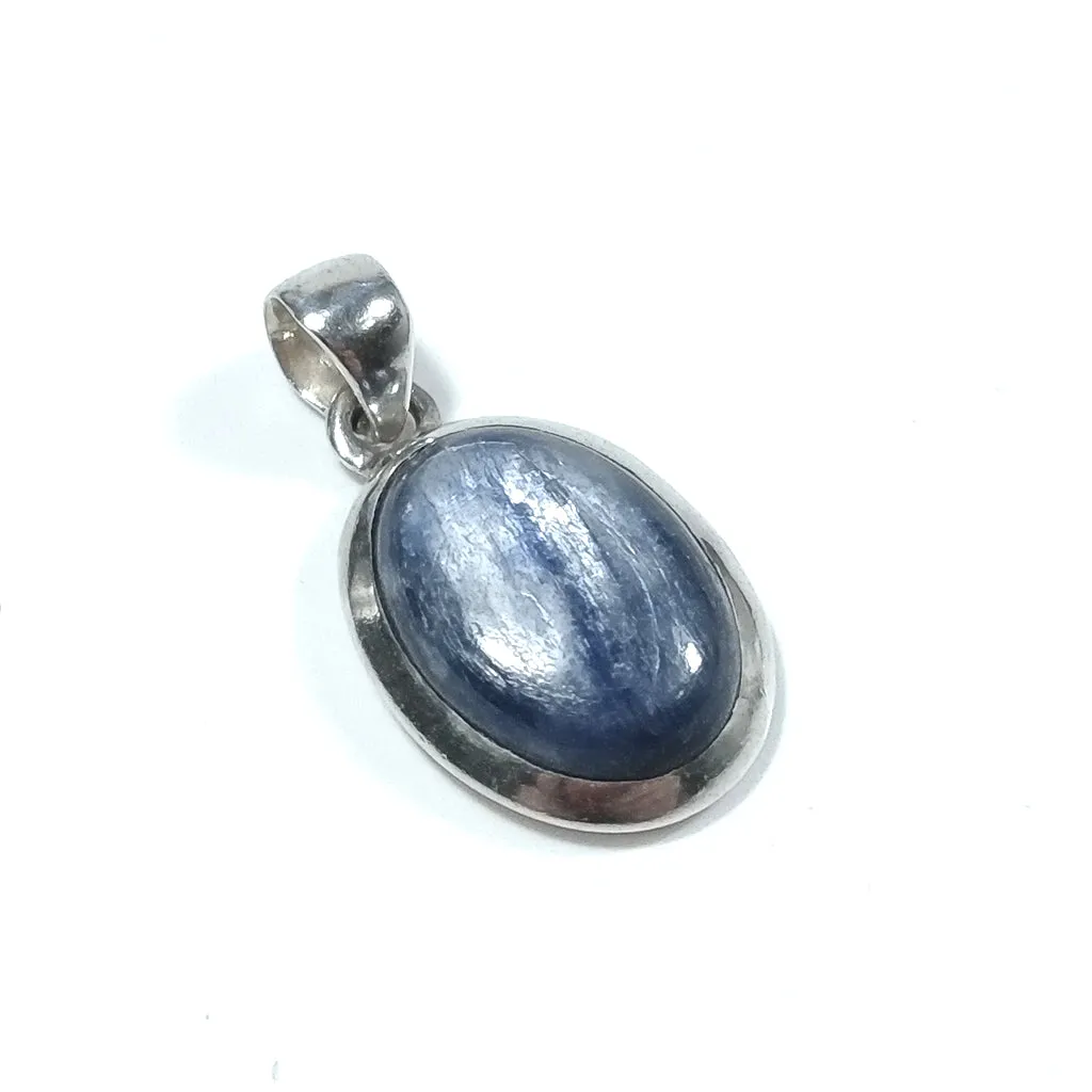 Anhänger mit Stein aus 925er Silber. Handgefertigter Kyanit-Anhänger