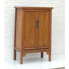 Chinesischer Vollholzschrank in warmer Holzoptik mit Applikationen