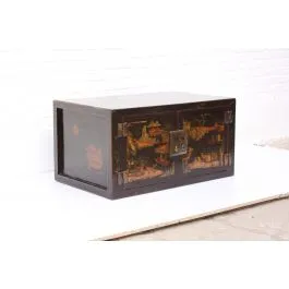 Chinesische Truhe aus robustem Holz mit Bemalung