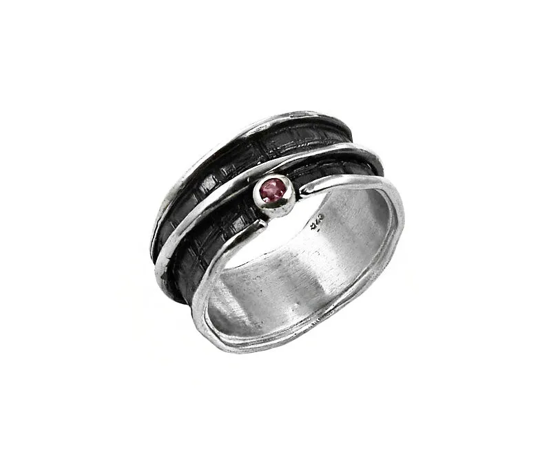 Anello in argento annerito con tormalina rossa. 57