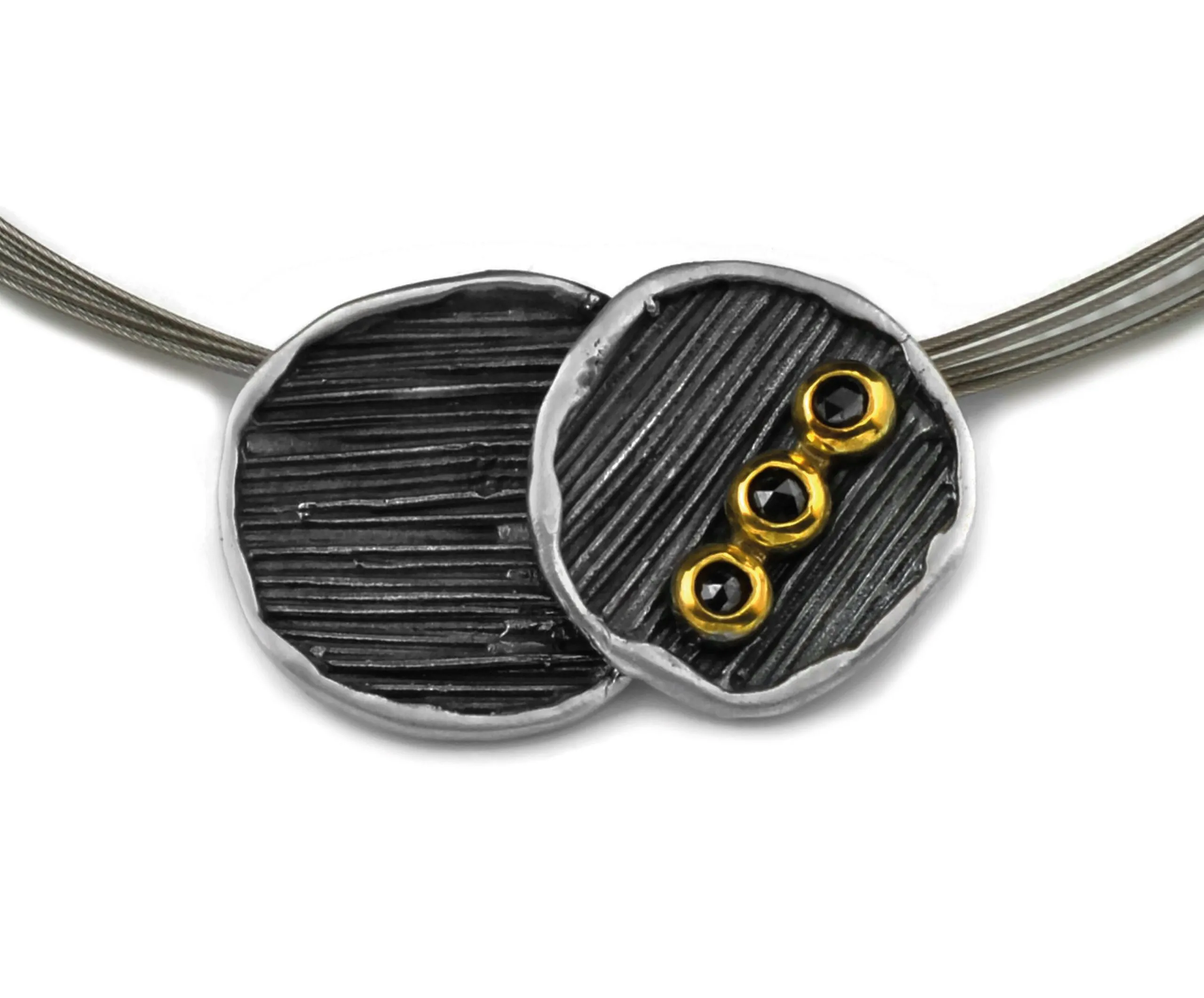 Ciondolo in argento annerito e placcato oro, con diamanti neri