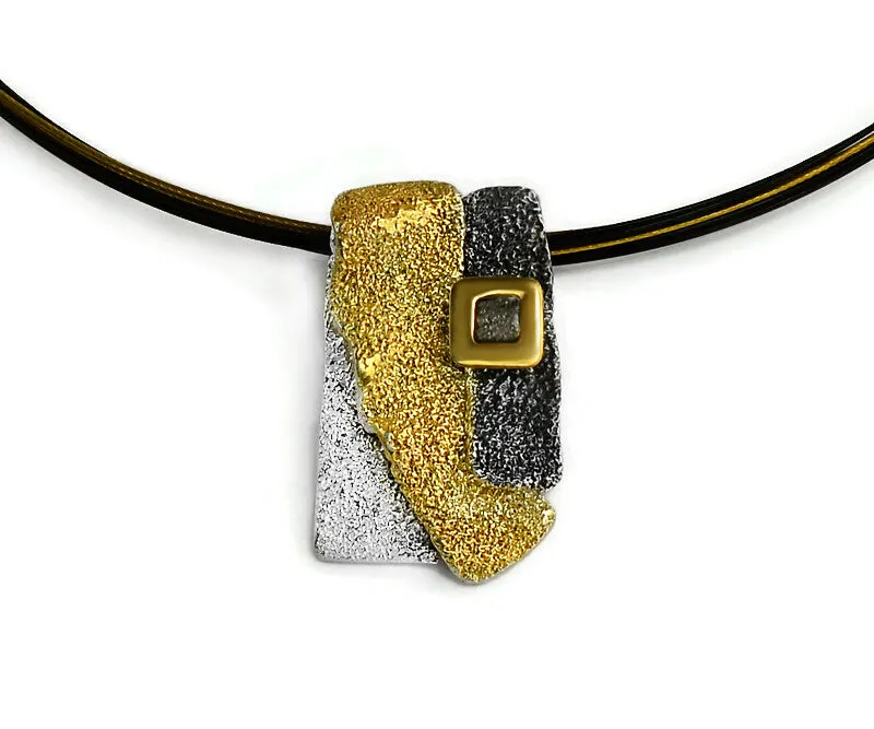 Ciondolo in argento placcato oro e annerito con diamante grezzo