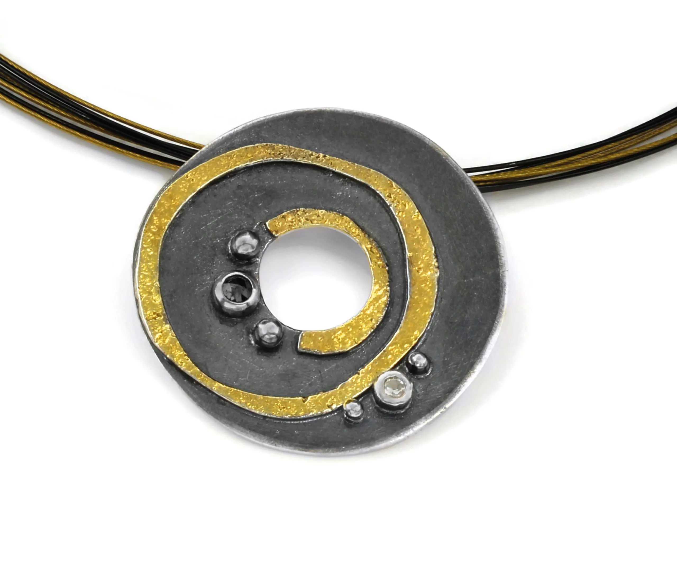 Ciondolo in argento annerito e placcato oro nero. diamanti e zaffiro bianco