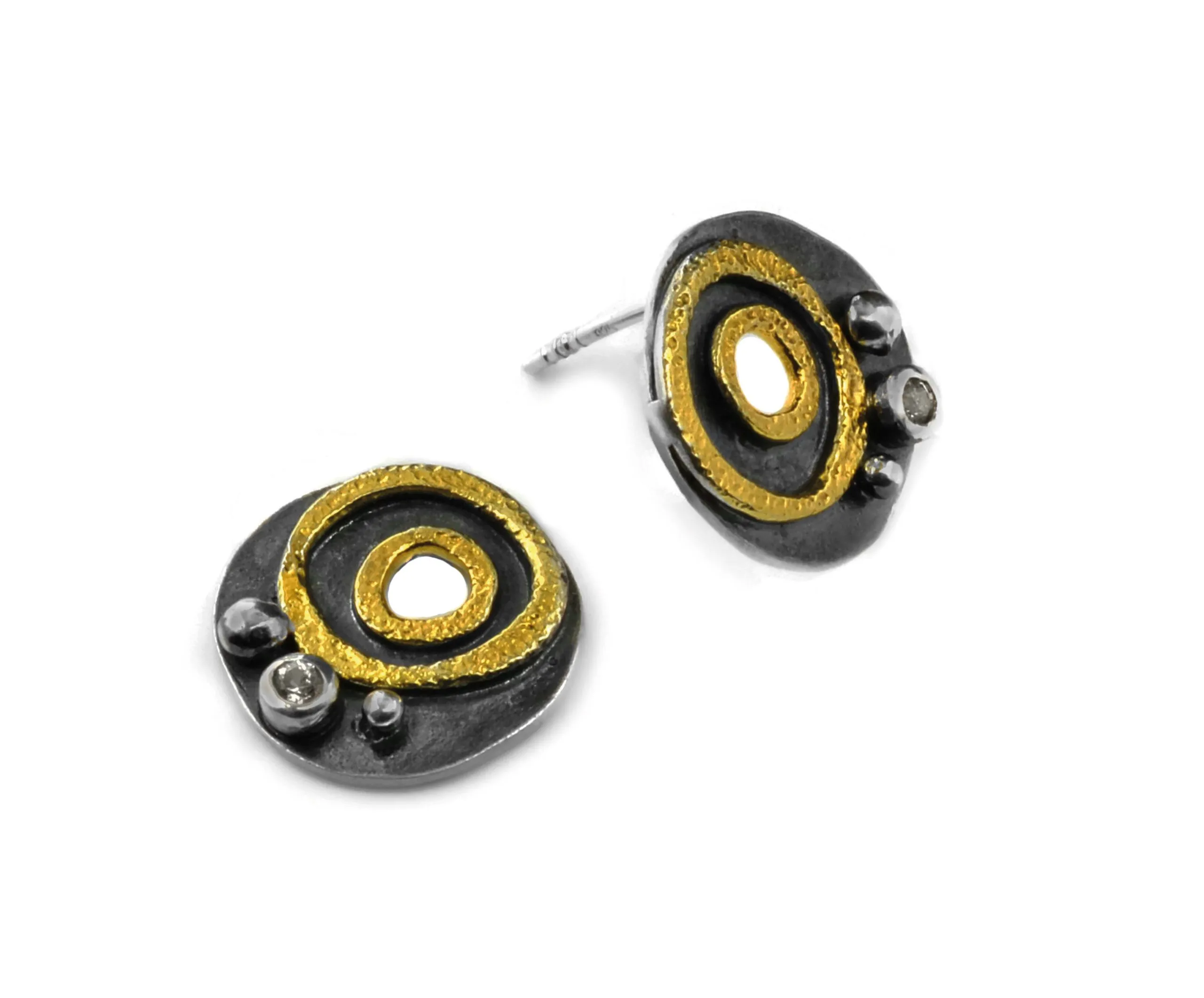 Orecchini in argento placcato oro e annerito con uno zaffiro bianco