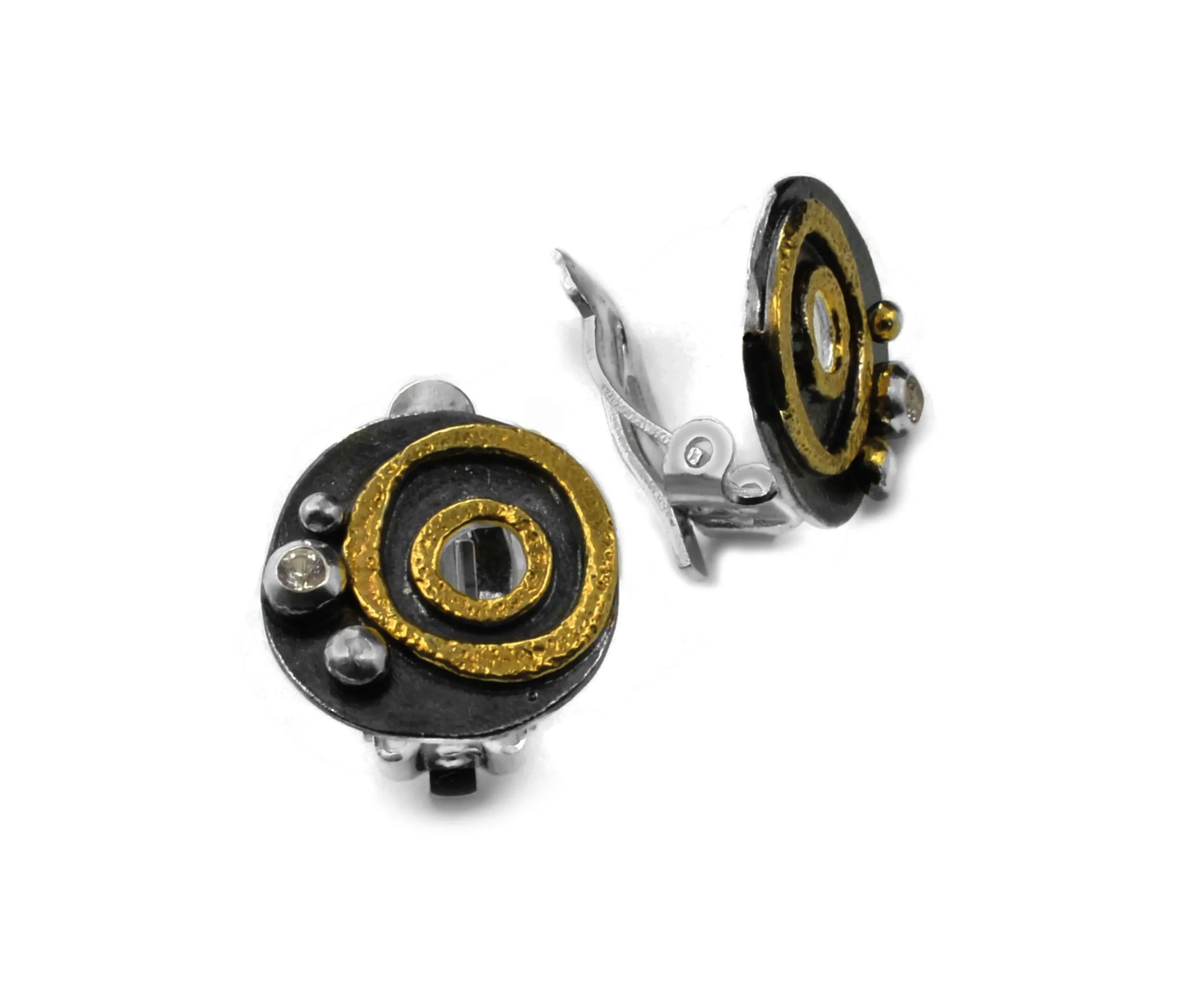 Orecchini a clip in argento placcato oro e annerito con uno zaffiro bianco