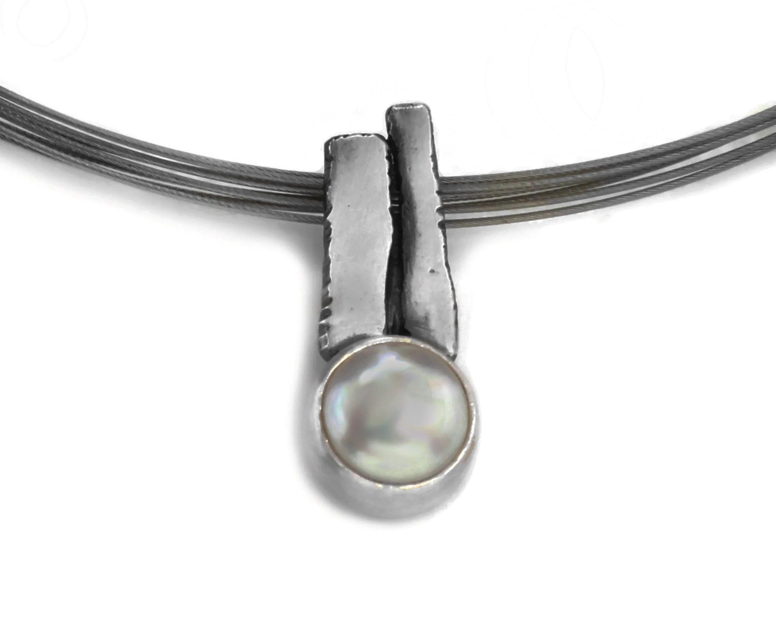 Ciondolo in argento con perla barocca e anello multifilo