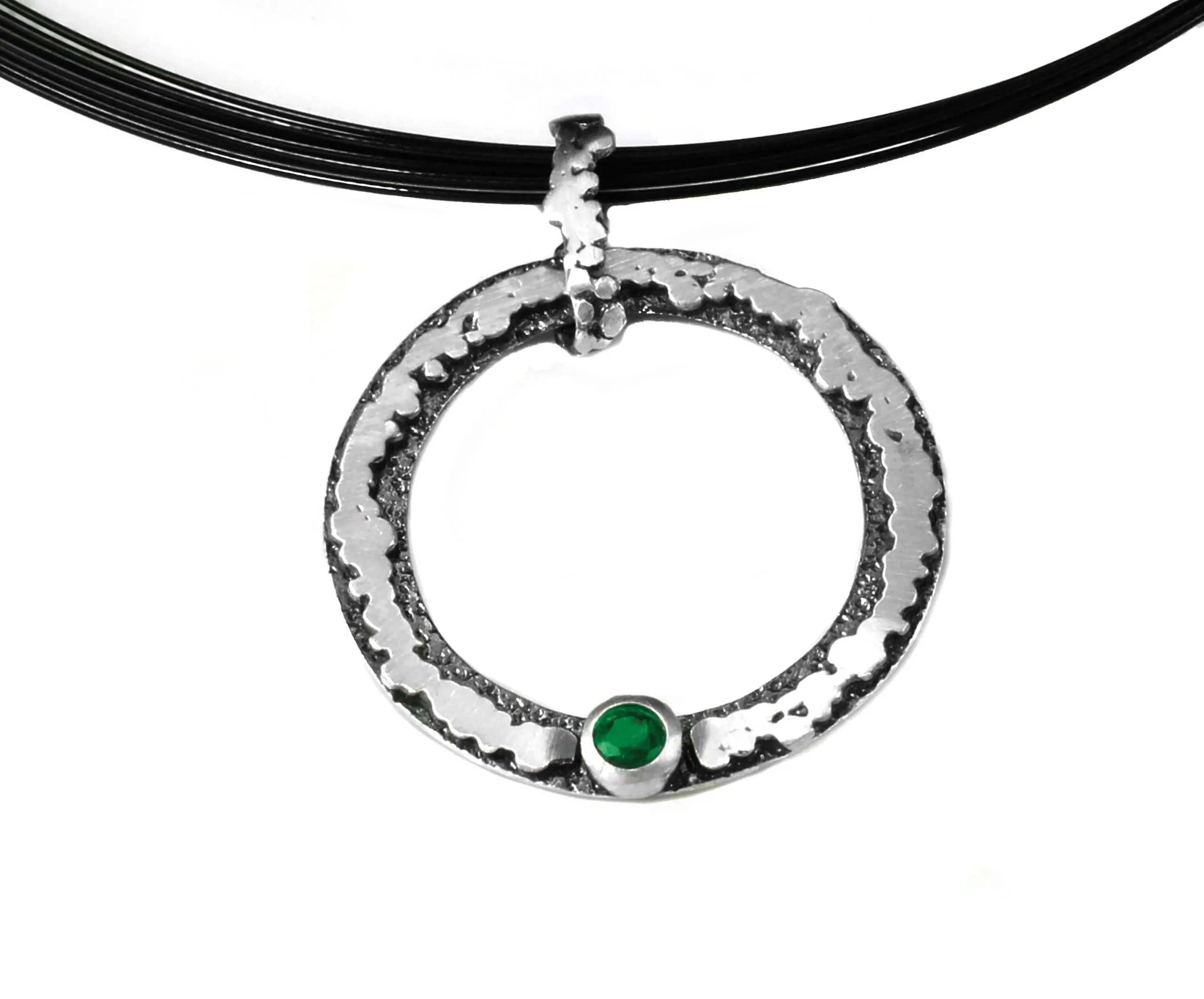 Ciondolo in argento e argento annerito con smeraldo e anello multifilare