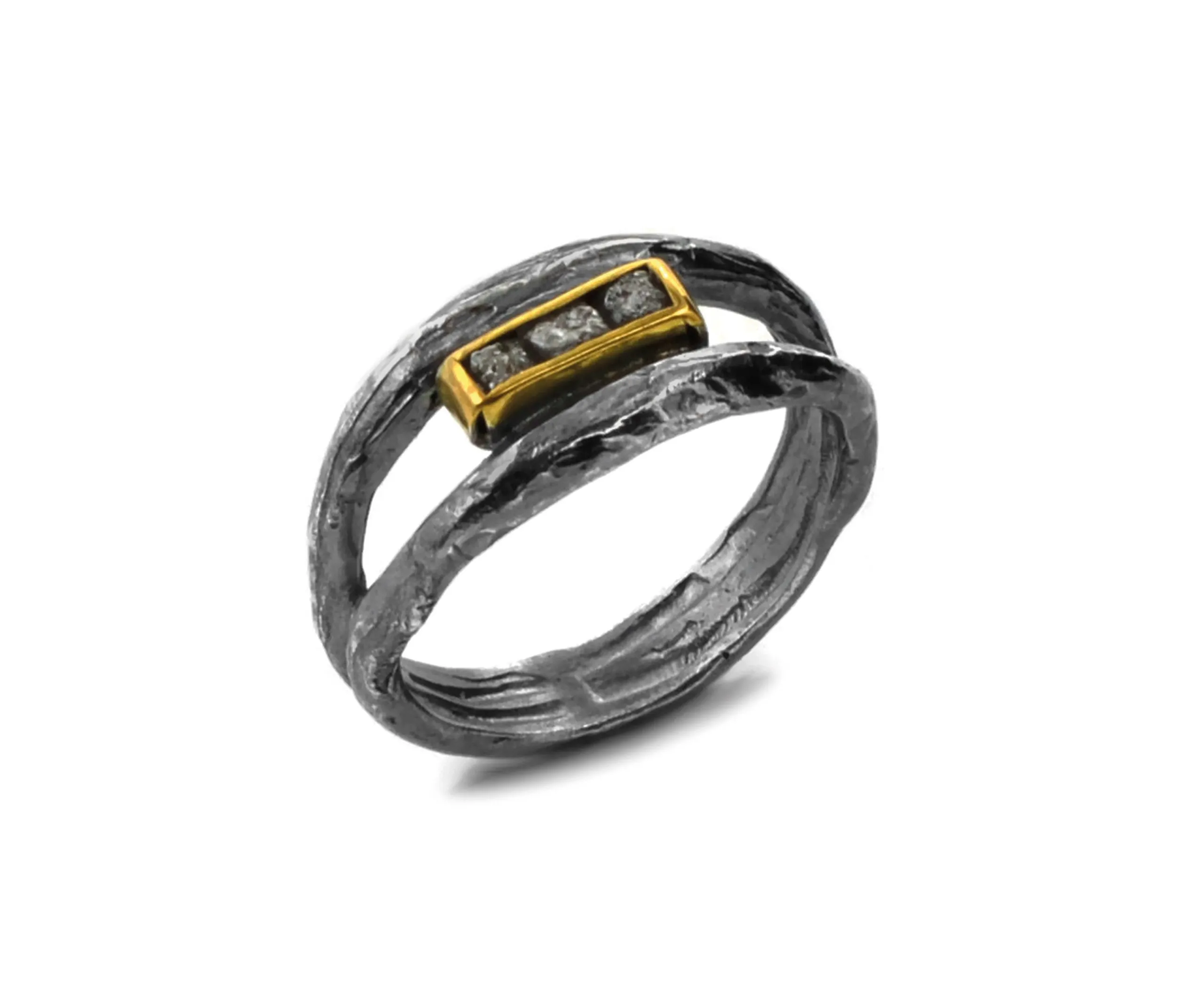 Anello in argento annerito e placcato oro con tre diamanti grezzi, misura. 57