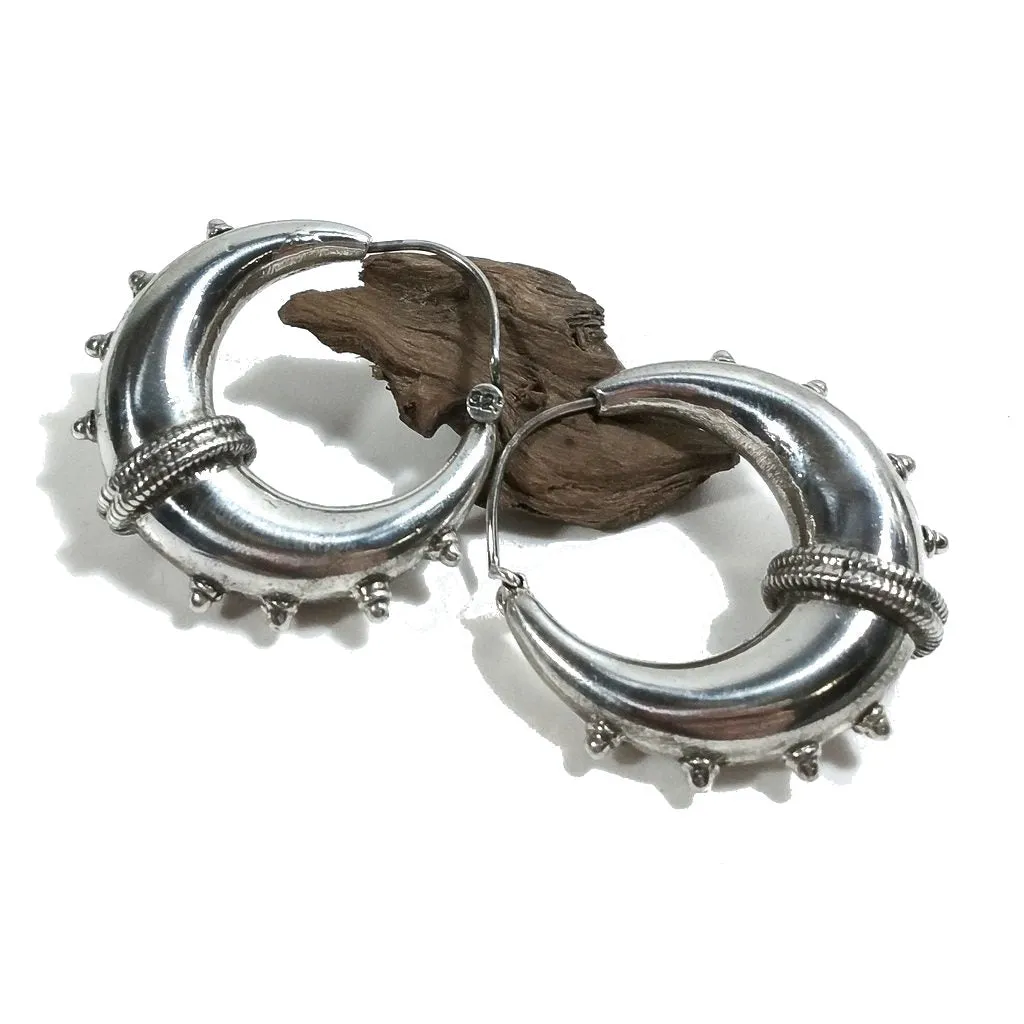 Cerchi in argento bombati puntinati e filigrana