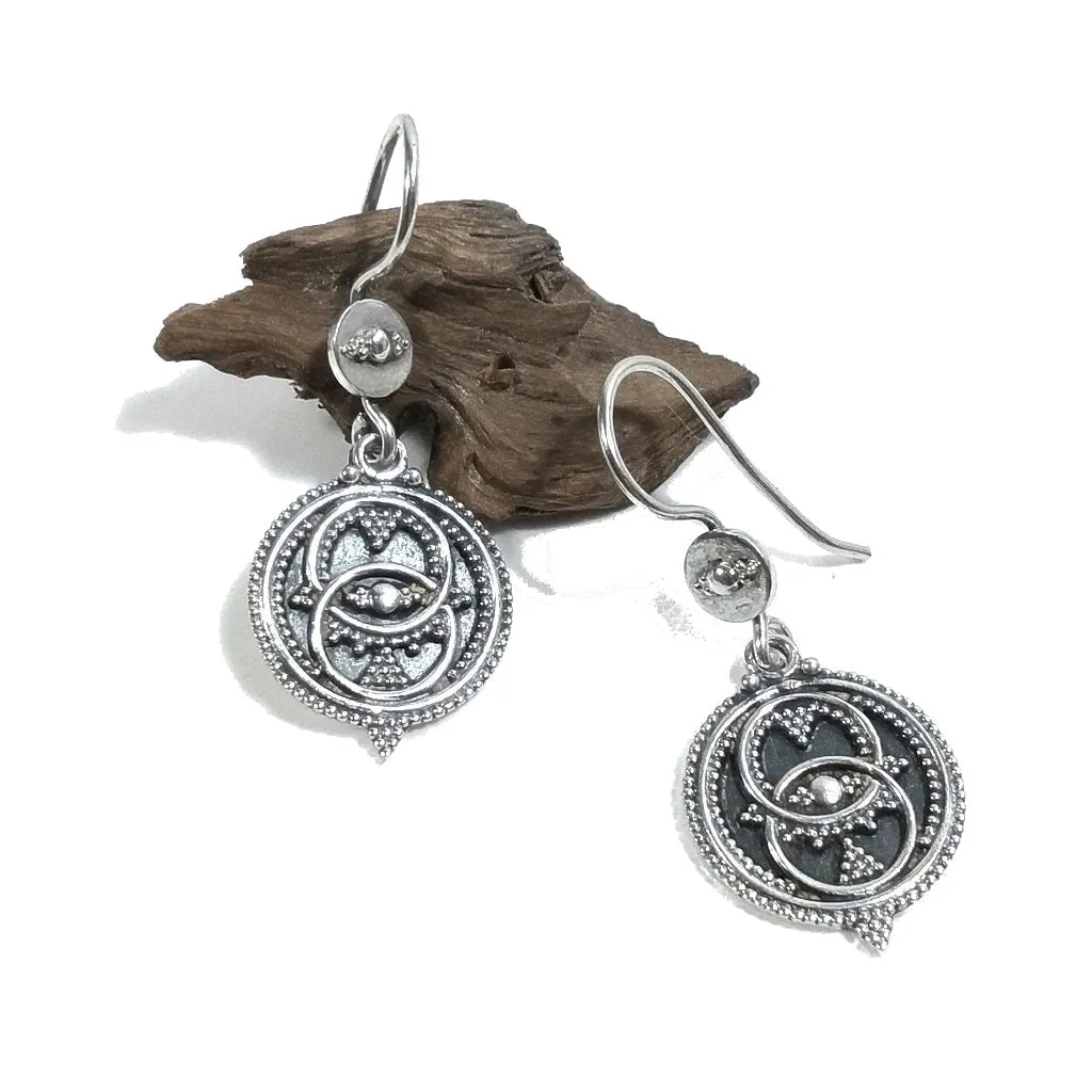 Ethnische OHRRINGE aus 925er Silber mit rundem Schild – GUWHATI